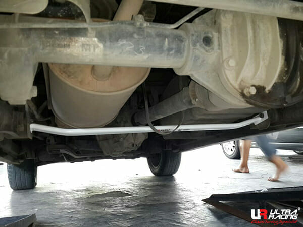 Ultra Racing Suzuki APV (DN) 1.6 2WD 04+ UltraRacing 2-Point Rear Lower Bar (689) UR-RL2-689