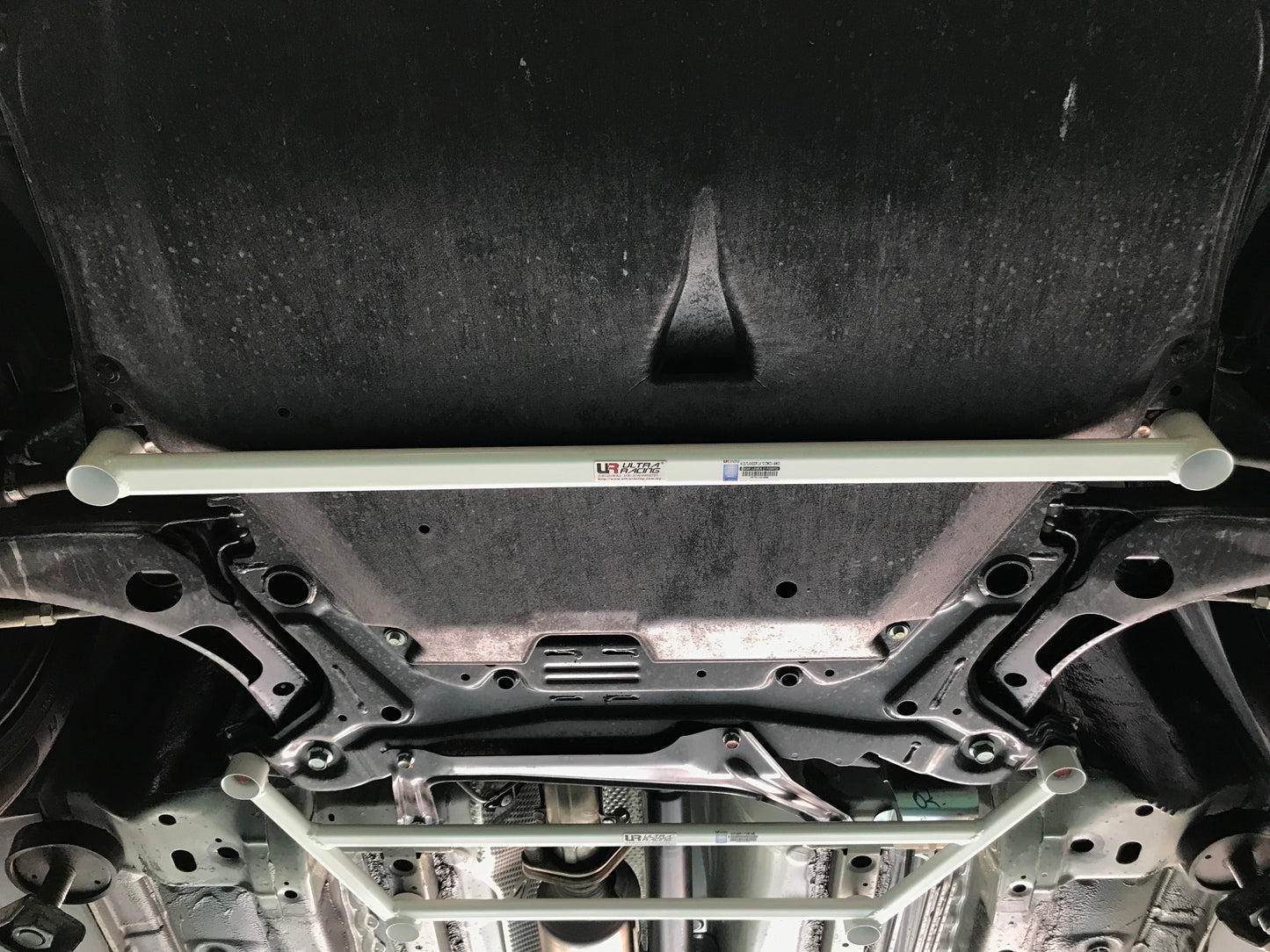 Ultra Racing Mitsubishi Outlander 2.4 2WD/4WD 13+ Ultra-R Front Lower Bar URTW-LA2-3699