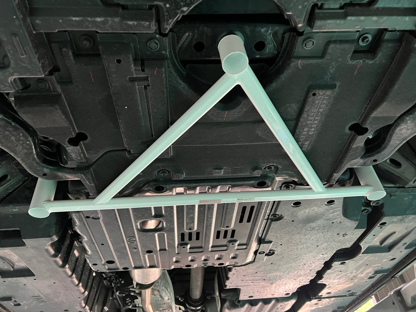 Ultra Racing TOYOTA GRANACE Ultra Racing Front Lower Brace UR-LA3-4533