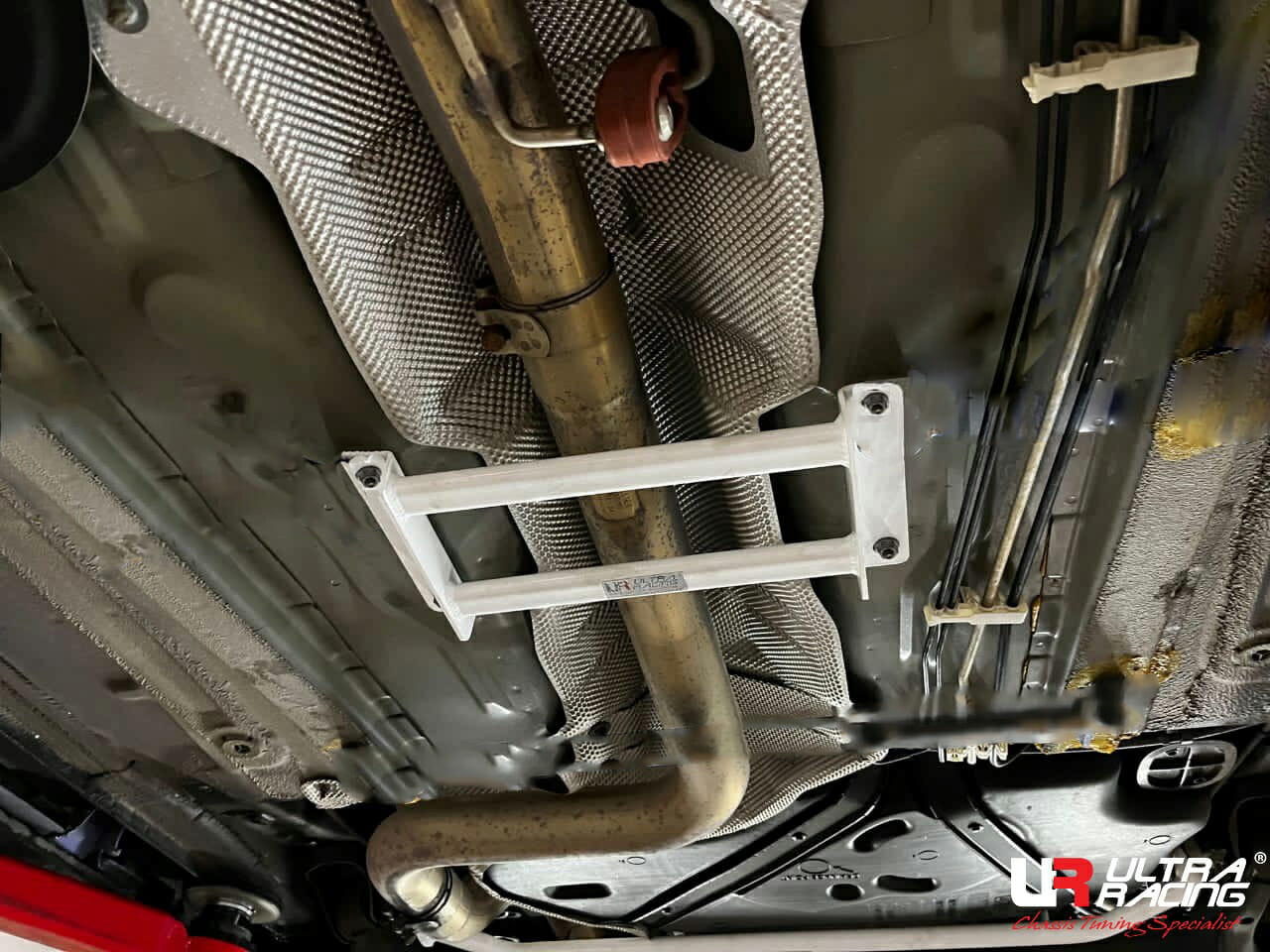 Ultra Racing Ford Fiesta ST 1.6 2WD 3D MT 13-17 UR Middle Lower Bar 4176 UR-ML2-4176