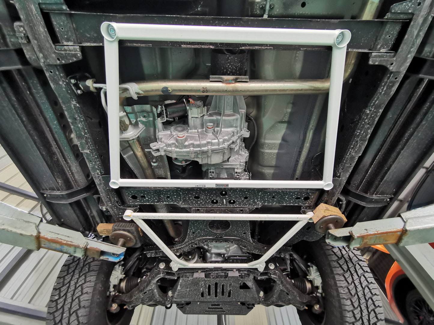 Ultra Racing Nissan Navara (D23) 2.5D 4WD FL 20+ UR Middle Lower Bar 4242 UR-ML4-4242